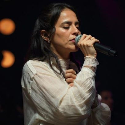 Julia Vitória lança edição especial do álbum Ao Vivo na Ópera de Arame