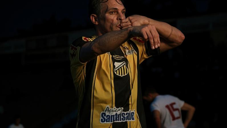 Jogadores do Tigre celebram gol na fácil vitória sobre o Atlético-GO –