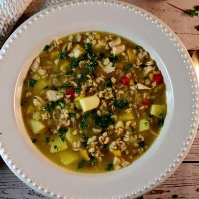 9 receitas de sopas leves para manter a dieta nos dias frios