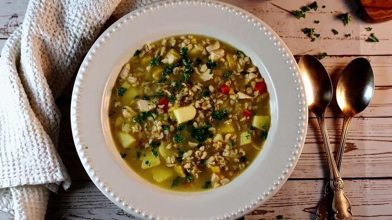 9 receitas de sopas leves para manter a dieta nos dias frios