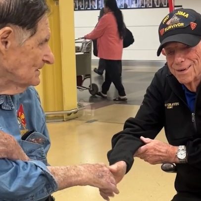 Veteranos de Iwo Jima compartilham momento comovente após 80 anos