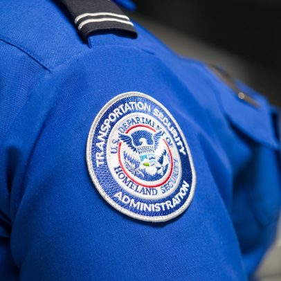 Pernas protéticas, faca e oficial da TSA fora de serviço: o que houve?