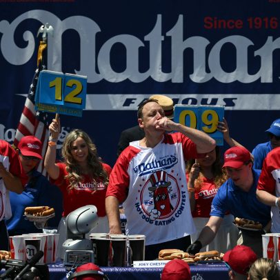 Joey Chestnut vence o Nathan’s Hot Dog Contest após enfrentar calor intenso