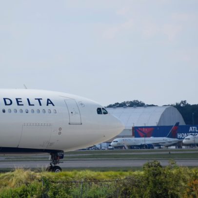 Piloto diz que fogos de artifício atingiram avião Delta durante pouso em Chicago