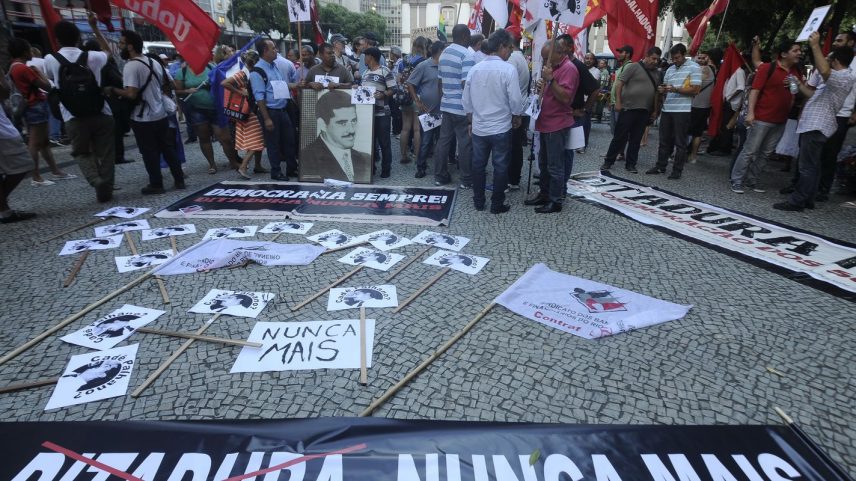 Rio de Janeiro - Passeata de estudantes, movimento sociais, sindicais e partidos de esquerda em repúdio ao golpe militar de 1964 percorre a Avenida Rio Branco para cobrar justiça pelas vítimas da ditadura e punição aos torturadores.