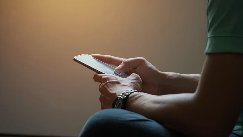 Apagar uma foto do celular não significa eliminá-la na hora: o arquivo costuma ficar em uma lixeira temporária antes da remoção definitiva.