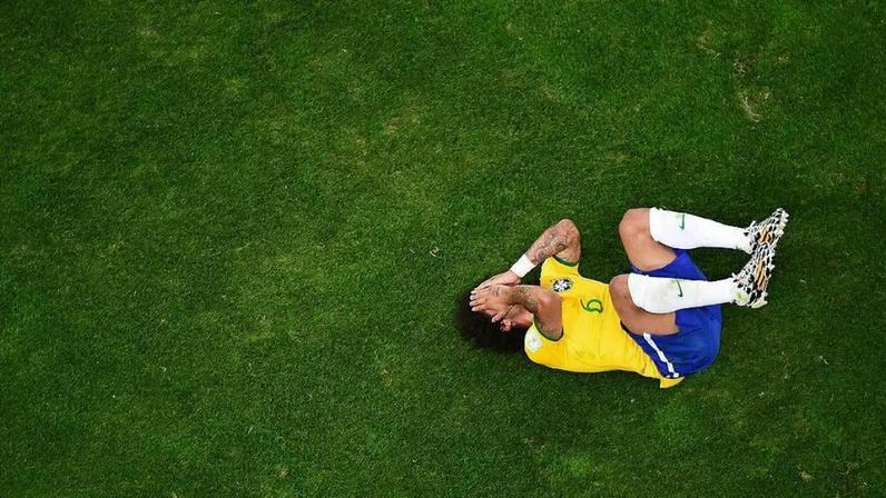 O então lateral-esquerdo do Brasil, Marcelo, reage à derrota para a Alemanha no Estádio do Mineirão, em 8 de julho de 2014, em Belo Horizonte (MG)
