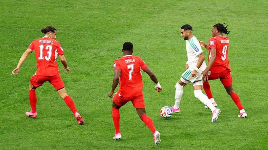 Mahrez em ação com a camisa da Argélia contra a Suíça –