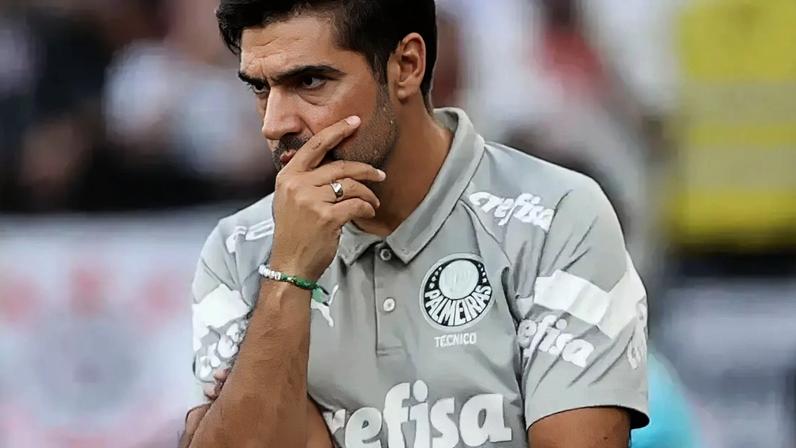Abel Ferreira observa à beira do gramado ( Cesar Greco/SEP) / Gávea News