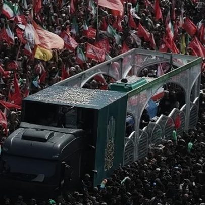 Multidões lotam ruas de Teerã na procissão fúnebre de Khamenei