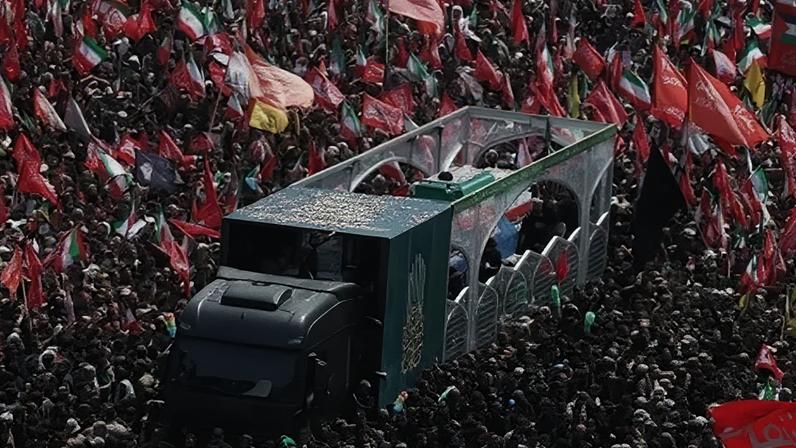 Multidões lotam ruas de Teerã na procissão fúnebre de Khamenei