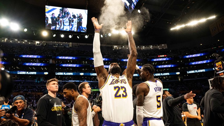 Lebron James decide futuro e assina com  o Philadelphia 76ers