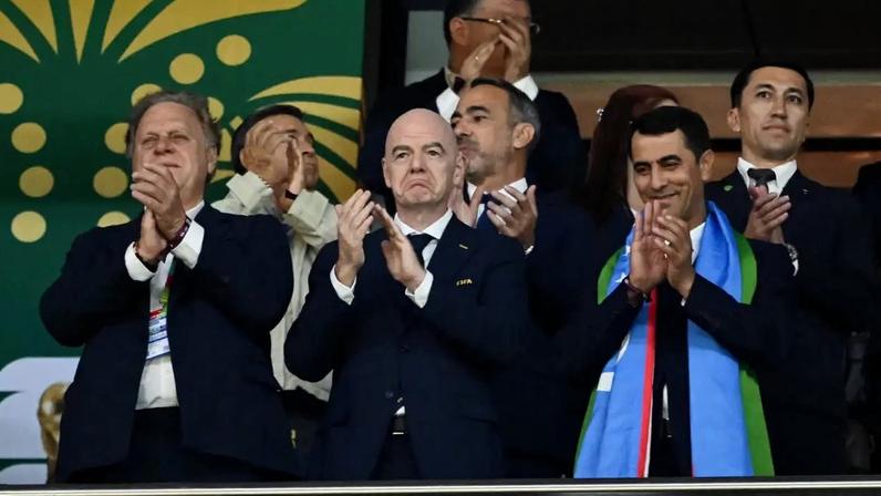 Presidente da Fifa assiste a Uzbequistão e Colômbia: a mágica da multiplicação de si mesmo (Carl de Souza/AFP)