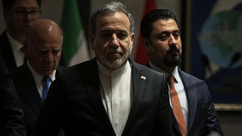 O ministro das Relações Exteriores do Irã, Abbas Araghchi, seguido pelo Ministro das Relações Exteriores iraquiano, Fuad Hussein, chega para uma coletiva de imprensa após uma reunião em Bagdá em 28 de junho de 2026.