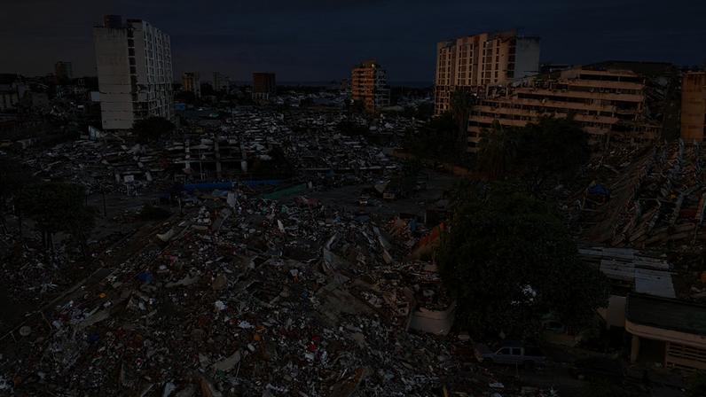 Vista aérea de edifícios desabados em Caraballeda, estado de La Guaira, Venezuela