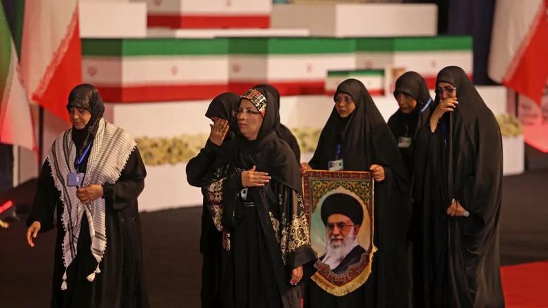 Autoridades locais e estrangeiras passam pelos caixões do líder supremo morto do Irã, Ali Khamenei, e seus familiares depois de prestar seus respeitos na Grand Mosalla, em Teerã, em 3 de julho de 2026.