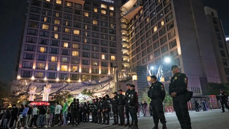 Polícia faz cordão de isolamento no hotel onde os ingleses estão hospedados na Cidade do México
