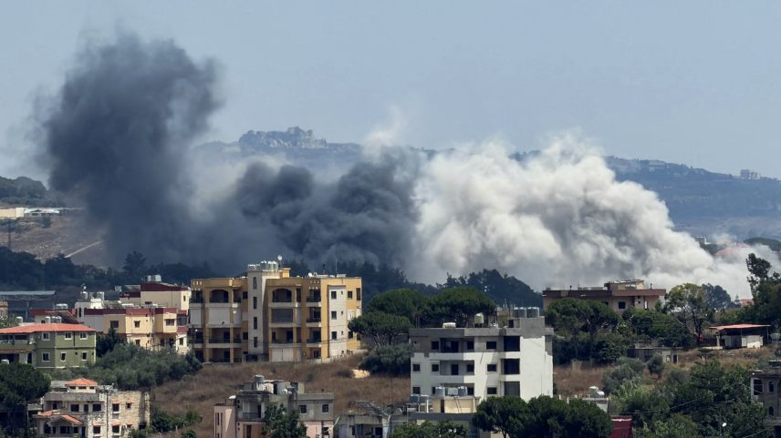 Fumaça de bombardeios atrás de prédios no Oriente Médio