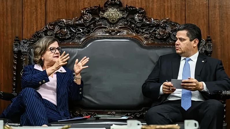A líder do governo no Senado, senadora Teresa Leitão (PT-PE), e o presidente da Casa, senador Davi Alcolumbre (União-AP)