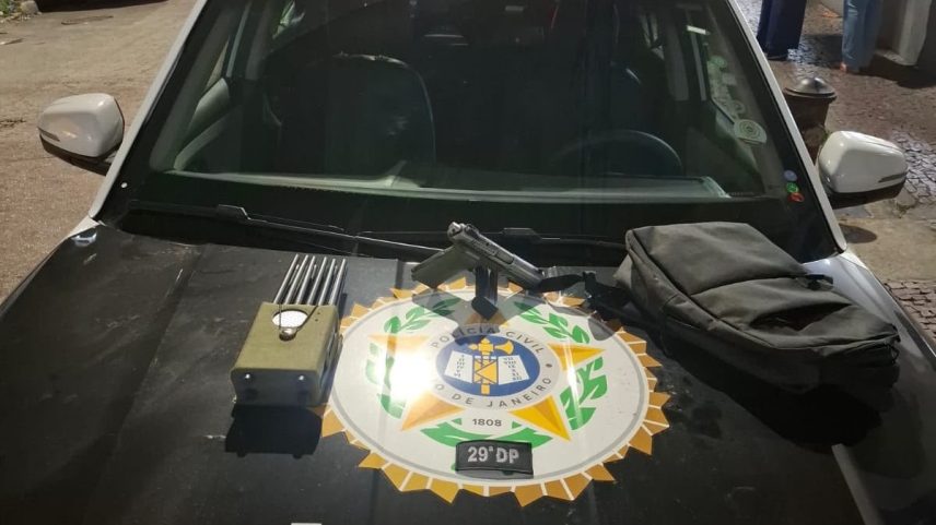 Agentes apreenderam pistola, bloqueador de sinal e moto usada pelos bandidos