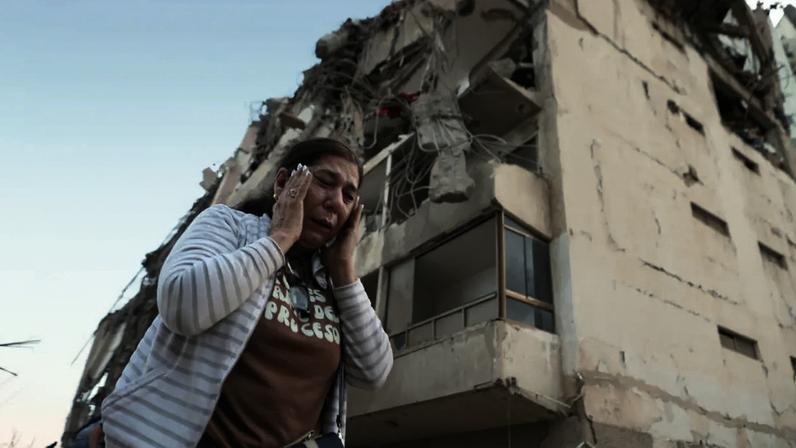 SEM CHÃO - Desespero de moradora de La Guaira: mortos e feridos nas ruas da cidade que foi o epicentro dos terremotos (Pedro Mattey/AP/Imageplus)