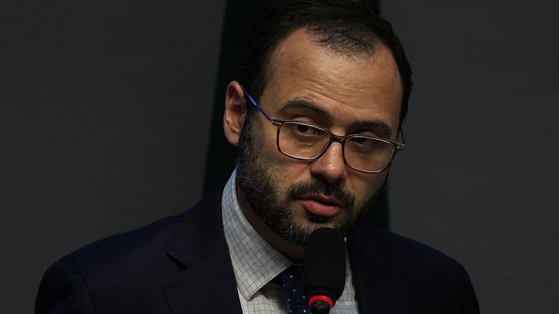 Paulo Pereira, ministro do Empreendedorismo. Medidas para MEIs incluem aumento de limite e parcelamento de impostos. (Foto: Lula Marques/Agência Brasil.)