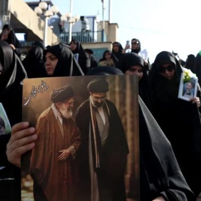 Funeral de Ali Khamenei em Teerã começa com gritos contra Trump