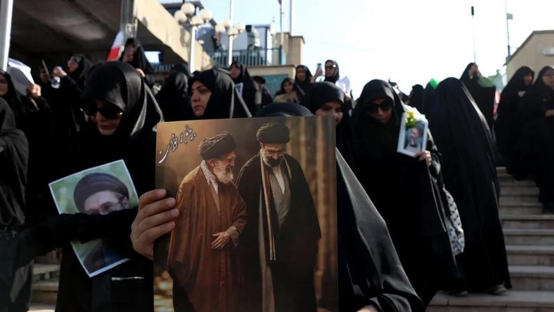 Mulheres iranianas prestam homenagem e guardam luto pelo falecido líder supremo do Irã, o aiatolá Ali Khamenei, durante uma cerimônia de despedida realizada antes de seu funeral na Grande Mesquita de Mosallah, em Teerã, Irã, em 4 de julho de 2026. (Foto: EFE/Abedin Taherkenareh)