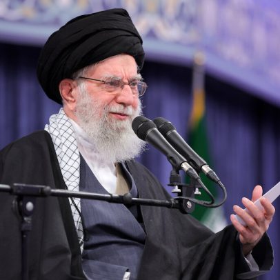 Ali Khamenei é sepultado no Irã após multidões prestarem homenagens