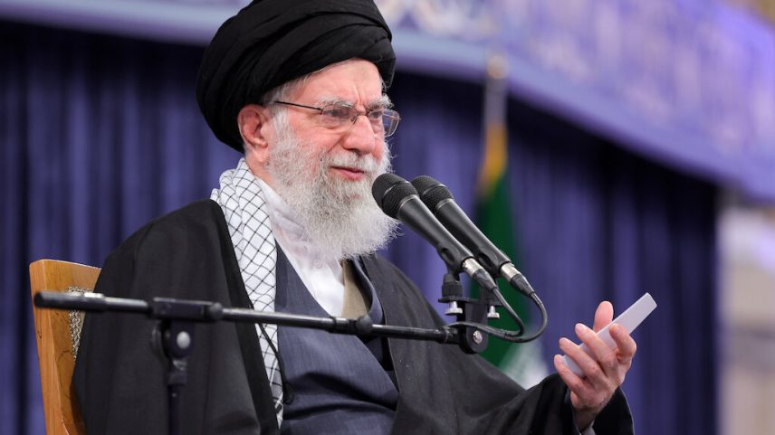 Ali Khamenei é sepultado no Irã após multidões prestarem homenagens