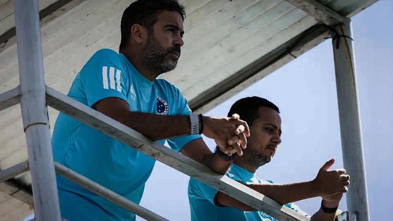 Artur Jorge e Rodrigo Mira acompanham treinamento do Cruzeiro na Toca da Raposa II