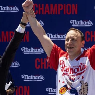 Joey Chestnut pode comer 70 cachorros-quentes em 10 minutos no 4 de julho