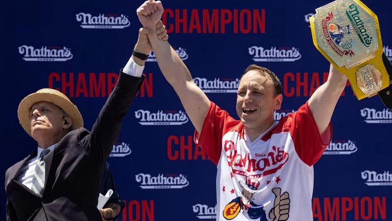 Joey Chestnut venceu 17 vezes o concurso de cachorro quente, maior campeão da história do evento. Este ano, ele pretende devorar 70 unidades em 10 minutos. (Foto: Yuki IWAMURA / AFP). Foto: Yuki Iwamura/YUKI IWAMURA