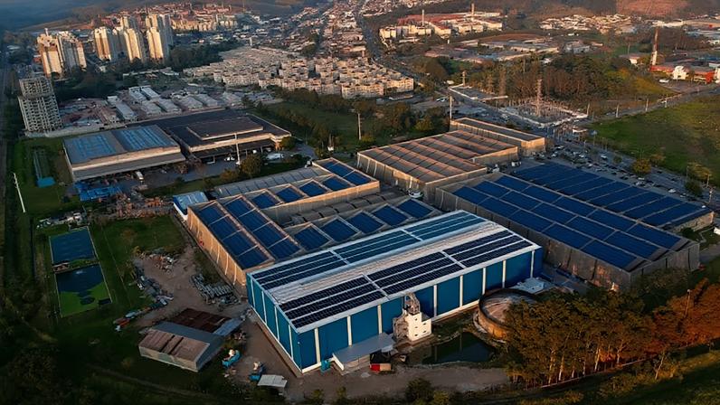 Fábrica da Elgin Refrigeração opera com matriz energética 100% renovável e reduziu em 40% as emissões diretas de carbono entre 2024 e 2025
