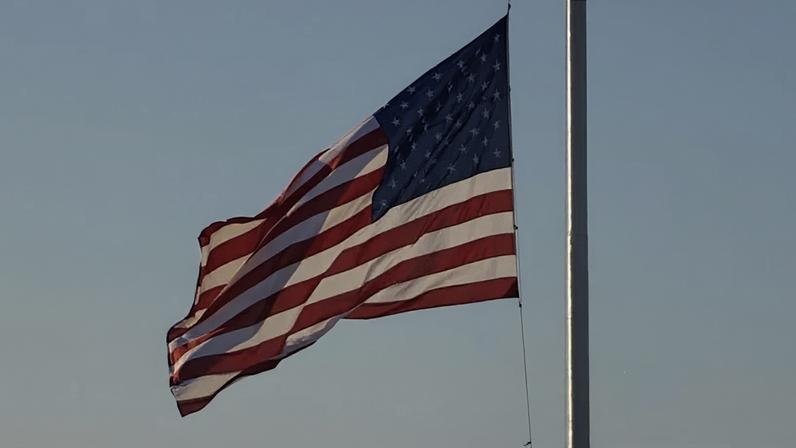 O ganho médio por hora trabalhada aumentou US$ 0,13 (0,3%) em junho; na imagem, a bandeira dos EUA