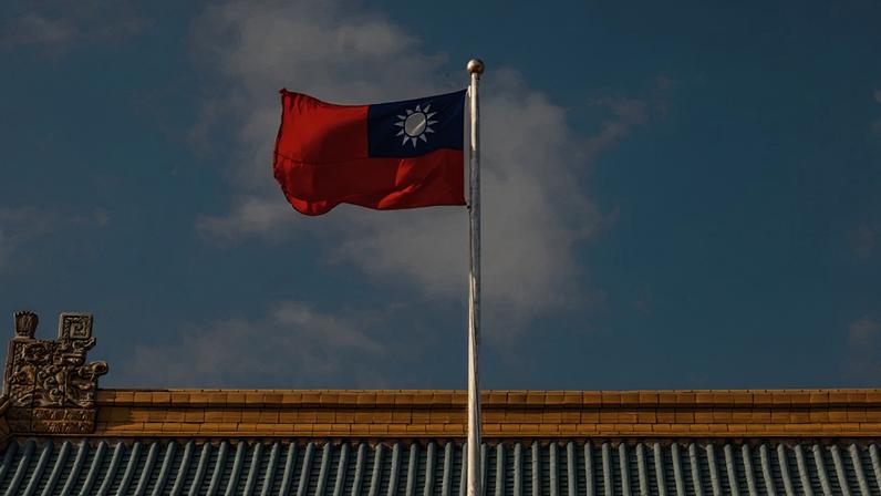As campanhas patrióticas anticomunistas foram comuns em Taiwan durante a Guerra Fria, quando o governo difundia mensagens contra o regime da China continental. Na imagem, a bandeira de Taiwan