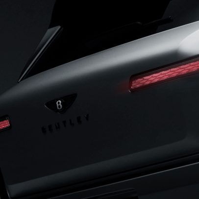 Bentley revela seu primeiro carro elétrico em meio ao declínio do luxo