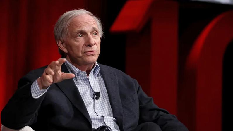 De aluno ‘abaixo da média’ a bilionário: Ray Dalio começou nos investimentos como “caddie” em NY Foto: Getty Images