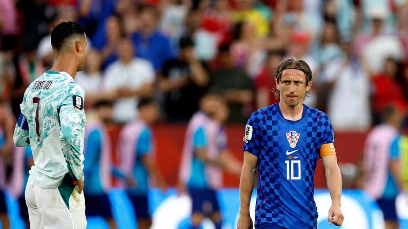 Luka Modric olha para Cristiano Ronaldo durante o jogo entre Croácia e Portugal.