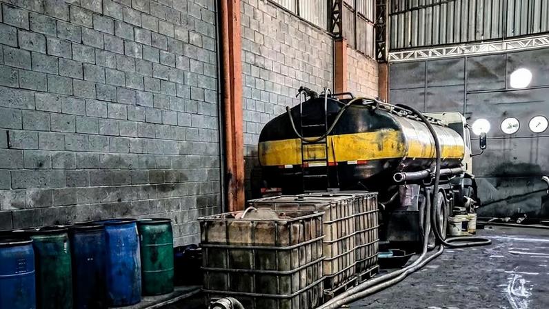 Galpão foi interditado e caminhões tanque ligados ao esquema foram identificados