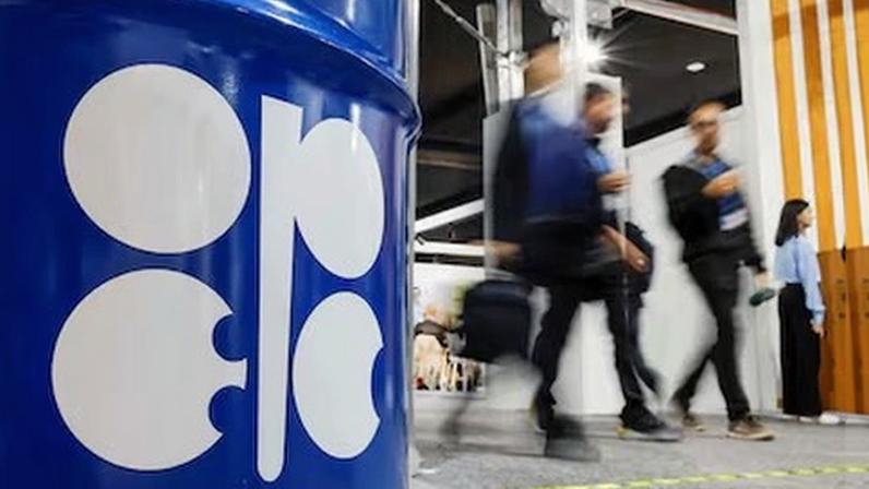 Aumento das quotas da OPEP e trânsito por Ormuz sustentam queda do petróleo
