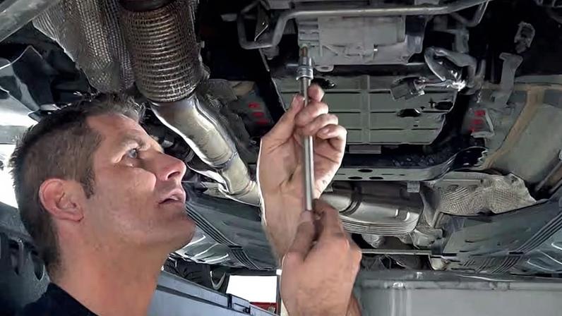 Mecânico mexendo na transmissão automática