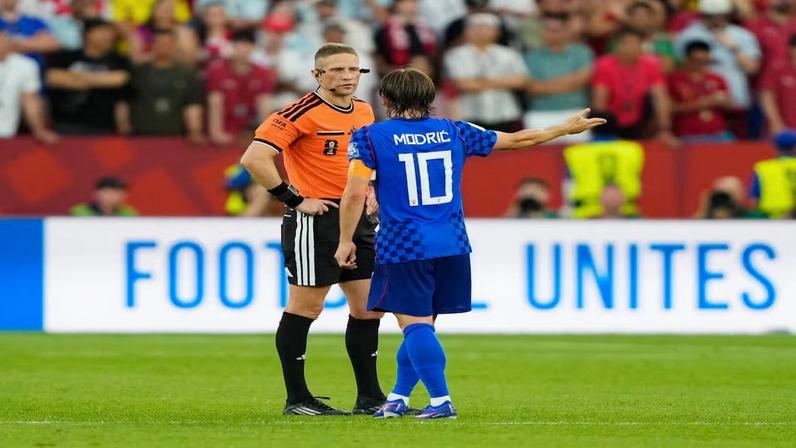 Soccer Football - FIFA World Cup 2026 - Round of 32 - Portugal v Croatia - Toronto Stadium, Toronto, Canada - July 2, 2026 Croatia's Luka Modric remonstrates to referee Espen Eskas IMAGN IMAGES via Reuters