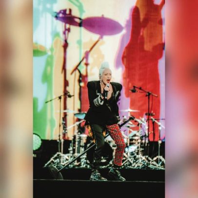 Show enérgico de Cyndi Lauper reacende suas bandeiras
