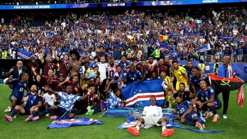 Os argentinos só conseguiram impor a hierarquia de suas 3 estrelas quando faltava 4 minutos para o final do confronto, diz o articulista; na imagem, atletas da seleção de Cabo Verde