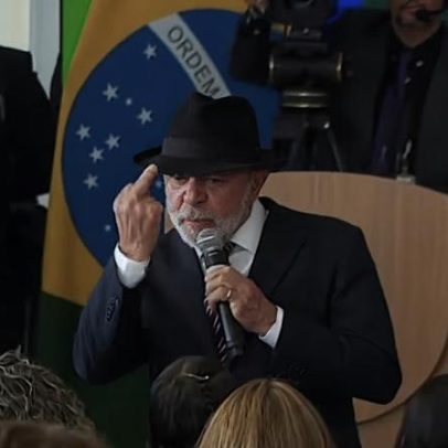 Gesto com o dedo do meio de Lula em evento oficial é explicado pela assessoria