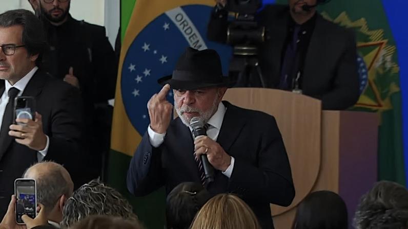 Gesto com o dedo do meio de Lula em evento oficial é explicado pela assessoria