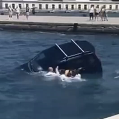 Militares salvam motorista após carro cair no mar na Itália