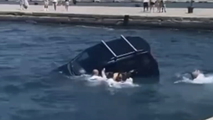 Militares salvam motorista após carro cair no mar na Itália
