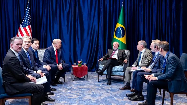 Donald Trump, à esquerda no centro, se encontra com o presidente Luiz Inácio Lula da Silva, do Brasil, à direita no centro, em Kuala Lumpur, Malásia, em 26 de outubro de 2025. Buscando reduzir sua dependência da China, os Estados Unidos pressionam por um acordo sobre minerais críticos com o Brasil. O país sul-americano se mostra menos interessado. (Haiyun Jiang/The New York Times)
